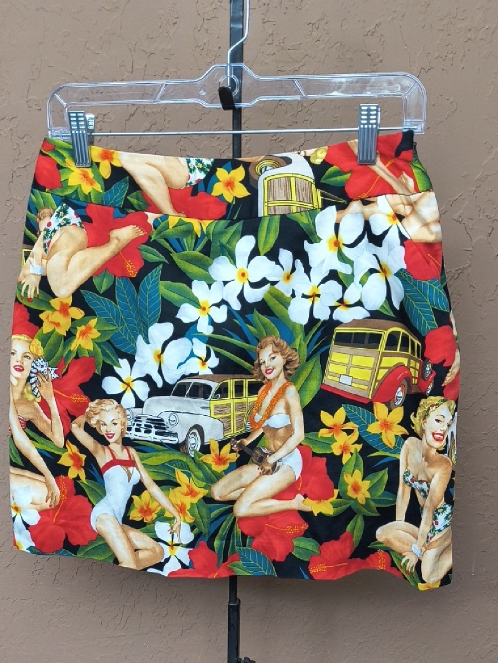 Loudmouth Ladies Golf Hawaiian Pin-up Girl Floral Print Size 4
